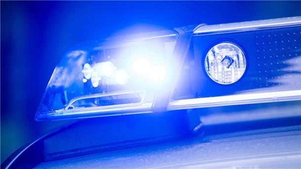 Auffahrunfall zwischen drei Fahrzeugen in Beverstedt: Verursacher flieht Blaulicht