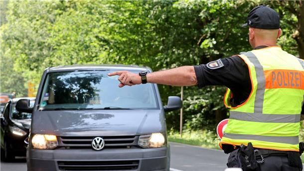 Die Polizei kontrolliert auf einer Zufahrtsstraße zum Fusion-Festival anreisende Gäste.