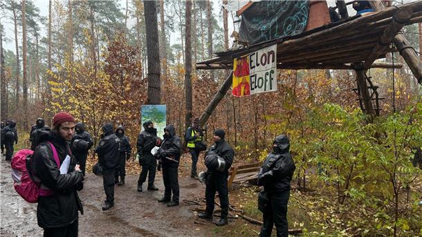 Die Polizei löst das Protestcamp von Tesla-Gegnern im Wald nahe der Tesla-Autofabrik auf. Seit Ende Februar hielten Umweltaktivisten ein Waldstück besetzt. 