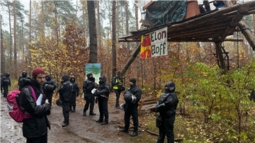 Die Polizei löst das Protestcamp von Tesla-Gegnern im Wald nahe der Tesla-Autofabrik auf. Seit Ende Februar hielten Umweltaktivisten ein Waldstück besetzt. 