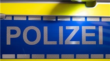 Die Polizei meldet, dass die verletzte Frau außer Lebensgefahr ist.