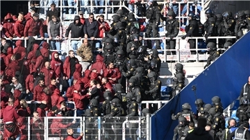 Die Polizei musste die aggressive Stimmung zwischen den Fan-Lagern beruhigen.
