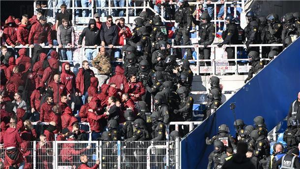 Die Polizei musste die Situation auf den Rängen nach dem Schlusspfiff beruhigen.