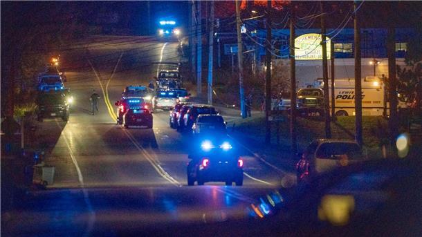 Die Polizei rückt in Lewiston, Maine, an.