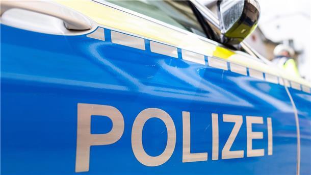 Unbekannte schlagen in Einswarden bei Auto Heckscheibe ein Das Foto zeigt die Beifahrertür eines Polizeiautos. Symbolbild für einen Fall von Sachbeschädigung in Nordenham-Einswarden.