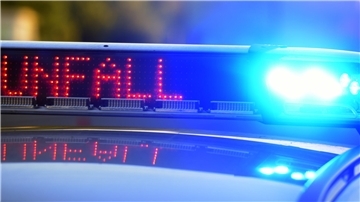 Blaulicht und ein Schild mit dem Hinweis Unfall