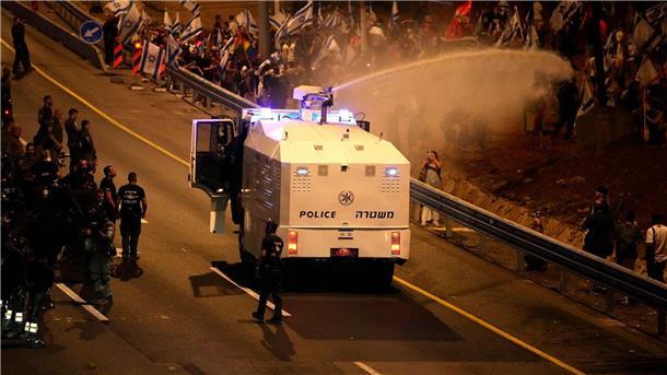 Großer Protesttag in Israel - Polizei setzt Wasserwerfer ein Die Polizei setzt einen Wasserwerfer ein, um Demonstranten zu zerstreuen, die in Tel Aviv demonstrieren.