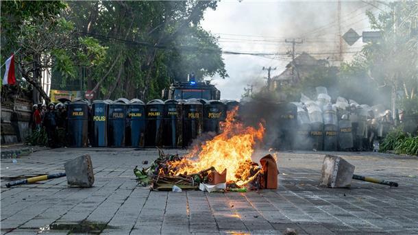 Protestwelle erreicht Bali - Dorfwächter mobilisiert Die Polizei setzte auch Tränengas ein.
