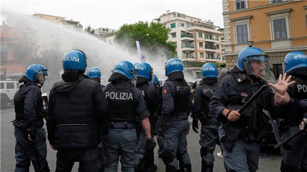 Krawalle vor Anpfiff: Remis im Rom-Derby Die Polizei setzte vor dem Derby in Rom auch Wasserwerfer ein.