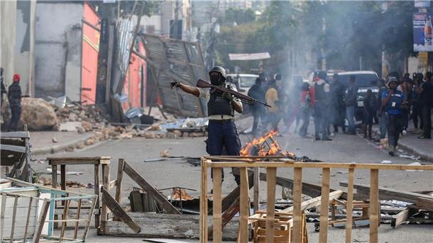 Die Polizei sichert eine Straßensperre in Port-au-Prince, die von Demonstranten errichtet wurde.