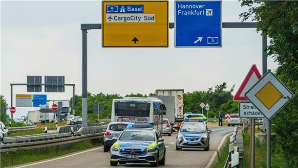 Frankfurt: Bombe am Flughafen erfolgreich gesprengt Die Polizei sperrt wegen einer Weltkriegsbombe die Zufahrt über die L3262 zum Flughafen/Cargo City Süd ab.