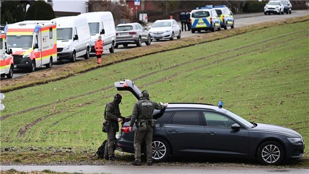 Ex-Soldat nach Großeinsatz der Polizei in U-Haft Die Polizei sperrte das Haus weiträumig ab und evakuierte umliegende Gebäude.