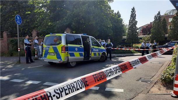 Mann durch Schüsse in Köln getötet: Bezüge ins Rockermilieu? Die Polizei steht an einem abgesperrten Bereich in Köln-Mülheim.