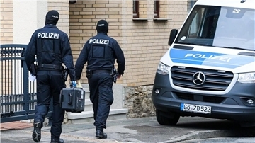 Die Polizei stellte bei den Durchsuchungen scharfe Waffen sicher.