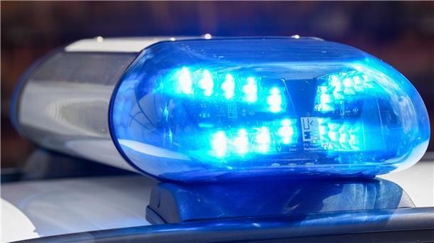 Ein Blaulicht leuchtet auf einem Polizeifahrzeug