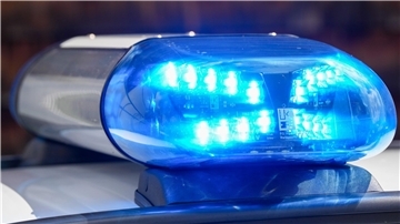Ein Blaulicht leuchtet auf einem Polizeifahrzeug