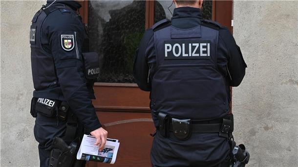 Bilder des Tages Die Polizei sucht weiter nach dem achtjährigen Fabian und befragt die Nachbarn und Anwohner.