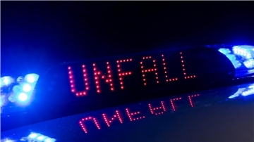 Schriftzug „Unfall“ auf einem Polizeiauto.