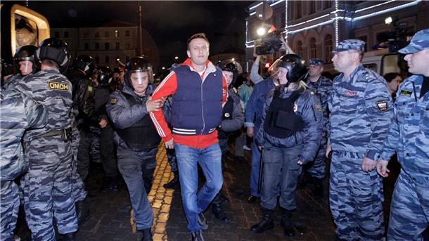 Die Polizei verhaftet Alexej Nawalny (M) mehrmals während Protesten - hier einen Tag nach Putins Amtseinführung 2012.