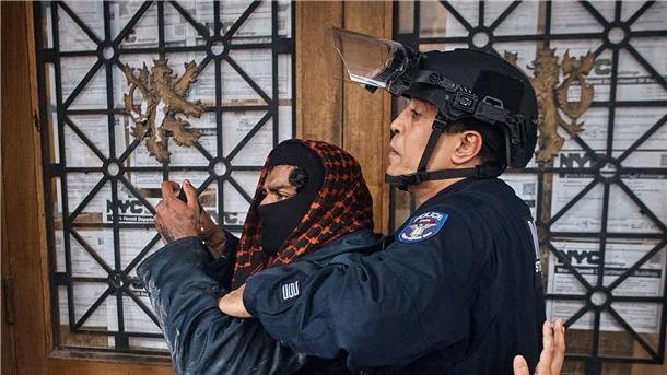 Die Polizei verhaftet einen palästinensischen Demonstranten in der Nähe des Metropolitan Museum of Art, wo die Met Gala stattfindet.