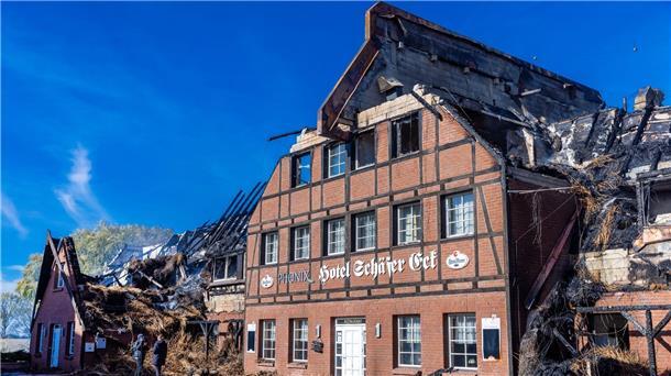 Brennende Flüchtlingsunterkunft - Staatsschutz ermittelt Die Polizei vermutet, dass das Feuer absichtlich gelegt wurde.