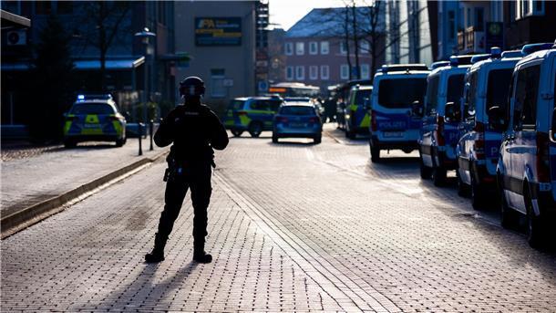Mann bedroht Mitarbeiter in Jobcenter mit Spielzeugwaffe Die Polizei war angesichts der Bedrohungslage in einem Jobcenter in Lehrte mit einem Großaufgebot im Einsatz.