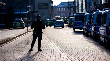Die Polizei war angesichts der Bedrohungslage in einem Jobcenter in Lehrte mit einem Großaufgebot im Einsatz.