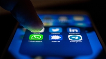Die Polizei warnt und appelliert: Gibt sich bei WhatsApp jemand als Familienmitglied aus und behauptet, eine neue Nummer zu haben, ist höchste Vorsicht geboten.