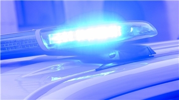 Ein Blaulicht leuchtet auf einem Einsatzfahrzeug der Polizei.