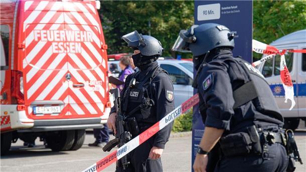 Messerangriff an Schule: Lehrerin verletzt - Schüler gefasst Die Polizei wird zu einem Großeinsatz gerufen.