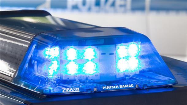 Blaulicht auf einem Fahrzeug.