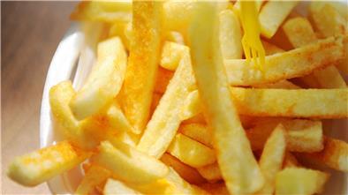 Die Pommes-Pappe wird es bald auf Stadtfesten in Bremen nicht mehr geben. Hier darf künftig nur Mehrweggeschirr benutzt werden. Dass Bremerhaven diese Regelung nun einfach übernehmen soll, kommt bei der Politik in der Seestadt allerdings gar nicht gut an.