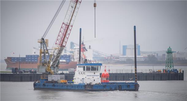 Wohin die Kuppel des Molenturms verschifft wurde  Die prächtige Kuppel des abgerissenen Bremerhavener Molenturms hat am Montag an Bord des Schwimmkrans „BHV Hercules“ den Geeste-Vorhafen verlassen.