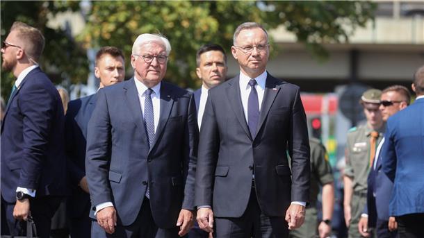 Steinmeier und Duda ehren Opfer des Warschauer Aufstands Die Präsidenten Frank-Walter Steinmeier und Andrzej Duda gedenken der Opfer des Warschauer Aufstands 1944.