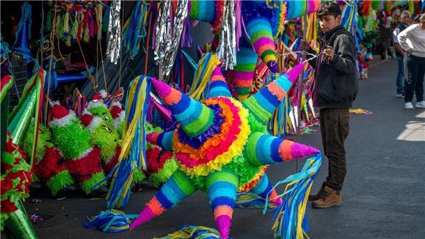 Festbräuche weltweit: Surfende Santas, Gnome und Lottofieber Die prall gefüllten Piñatas sind oft leuchtend bunt.
