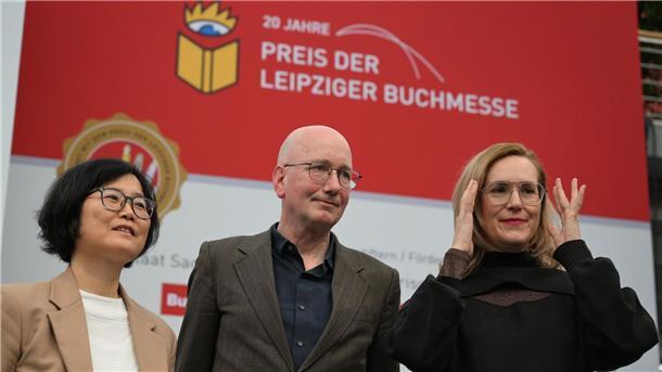 Die Preisträger der diesjährigen Buchmesse: Barbi Markovic (r.),  Tom Holert und Ki-Hyang Lee in Leipzig.
