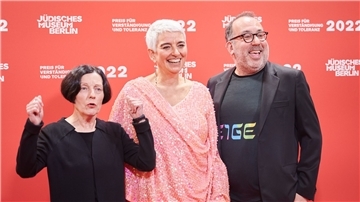 Die Preisträger Herta Müller (l.) und Barrie Kosky (r.), gemeinsam mit Hetty Berg, Direktorin Jüdisches Museum Berlin.