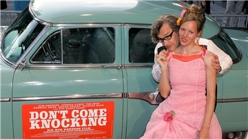 Regisseur Wim Wenders posiert mit Ehefrau Donata bei der Premiere seines Films "Don't Come Knocking" am 22.08.2005 in Berlin.