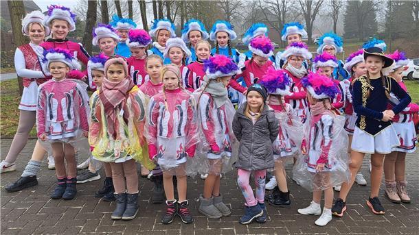 Die schönsten Fotos vom Karneval in Wehdel: Was für ein bunter Umzugstrubel Die Prinzengrade macht sich bereit für den Abmarsch.