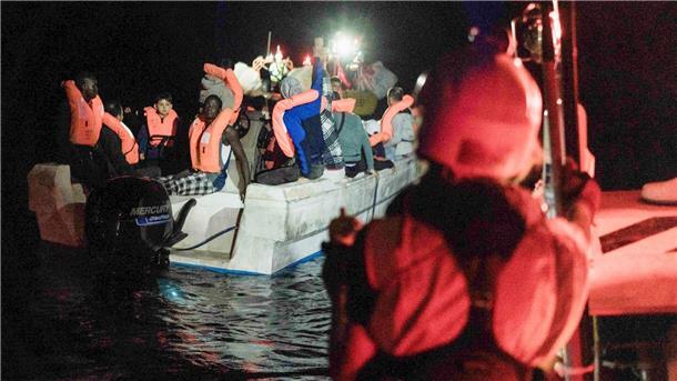 Mehr als 30 Migranten im Mittelmeer gerettet Die private Hilfsorganisation SOS Méditerranée hat im Mittelmeer Migranten von einem seeuntauglichen Schlauchboot gerettet.