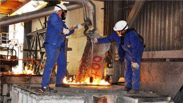 „Effizienter produzieren als andere“: Der Glencore-Geschäftsführer im Interview Bild mit zwei Arbeitern in der Produktionshalle der Nordenhamer Bleihütte
