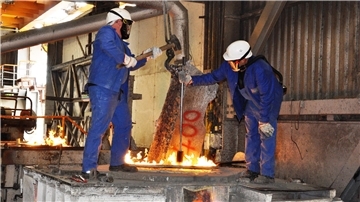 „Effizienter produzieren als andere“: Der Glencore-Geschäftsführer im Interview Bild mit zwei Arbeitern in der Produktionshalle der Nordenhamer Bleihütte