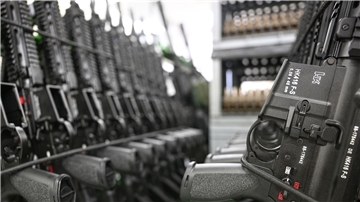 Die Produktionshalle des Waffenherstellers Heckler & Koch in Oberndorf mit fertigen Sturmgewehre vom Typ HK416.