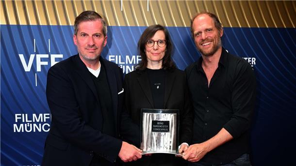 ZDF-Drama um Missbrauch im Sport gewinnt Fernsehpreis Die Produzenten Christian Becker (l) und Martin Richter sowie die Regisseurin Felicitas Korn (M) stehen auf dem roten Teppich in München.