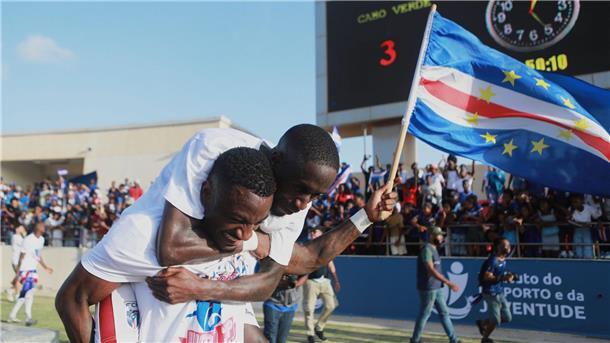 Die Profis feiern den Coup von Praia.