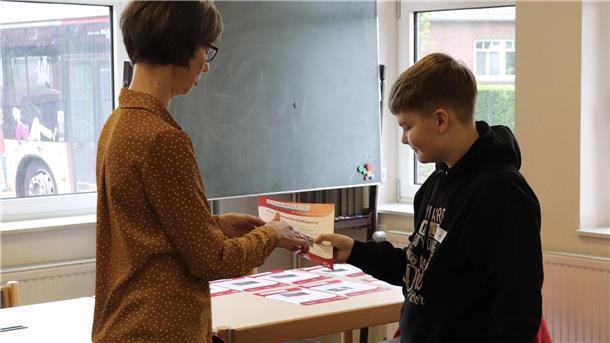 KGS Tarmstedt: Zwölf neue Lotsen sorgen für Sicherheit im Schulbus Die Projektorganisatorin Veronika Schlierf überreicht die Teilnahmebescheinigungen an die Schüler. Timm Jonas Othersen freut sich nun über seinen neuen Ruf als Buslotse.