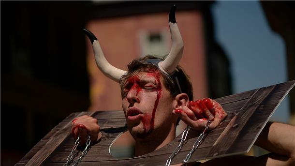Zehntausende feiern in Spanien Start der blutigen Stierhatz Die Proteste der Tierschützer waren wieder vergebens.