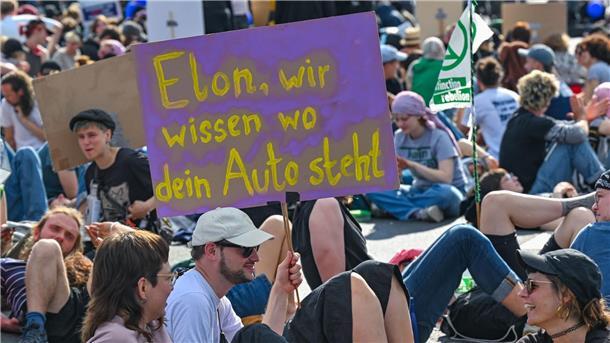 Die Protestierenden nehmen auch Tesla-Chef Elon Musk aufs Korn.