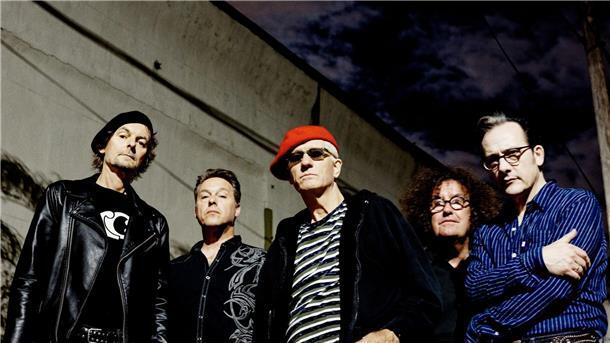 Die Punk-Band „The Damned“ mit (l-r) Paul Grey, David Vanian, Captain Sensible, Monty Oxy Moron und Andrew (Pinch) Pinching.