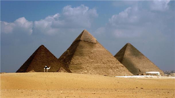 Neue Kammer in der Cheops-Pyramide nachgewiesen Die Pyramiden des Mykerinos, des Chephren und Cheops (v.l.n.r.).